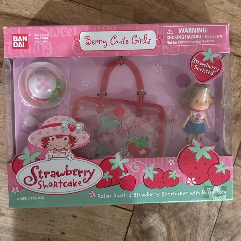 BAN DAI Roller Skating Strawberry Shortcake Doll with Berry Tote
